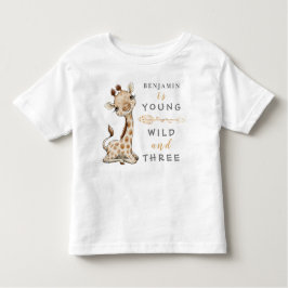 若いワイルド&スリー誕生日ジャングルベビーTシャツ トドラーTシャツ