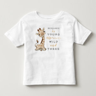 若いワイルド&スリー誕生日ジャングルベビーTシャツ トドラーTシャツ