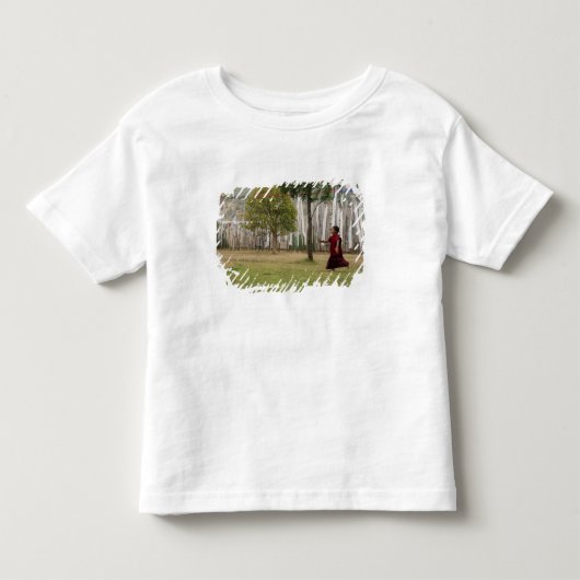 若い僧侶と祈祷旗 トドラーTシャツ (正面)