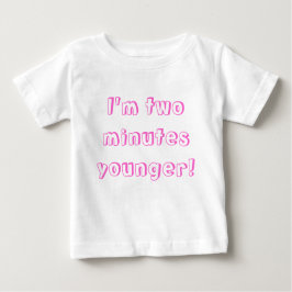 若い双子の女の子…私は2分若い！ ベビーTシャツ