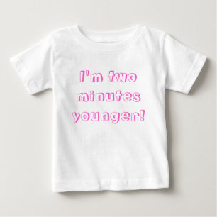 若い双子の女の子…私は2分若い! ベビーTシャツ