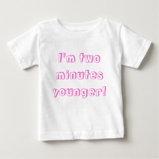 若い双子の女の子…私は2分若い！ ベビーTシャツ
