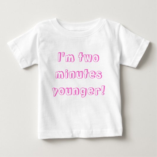 若い双子の女の子…私は2分若い！ ベビーTシャツ (正面)