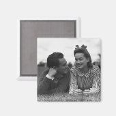 若い夫婦が草の上に横たわっている マグネット (正面/裏面)