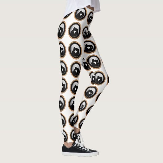 若い夫婦の黒いシルエットキスをするがお互い レギンス (右)