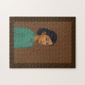 若い女かわいらしの子の茶色の肌の緑のシャツ ジグソーパズル (横)