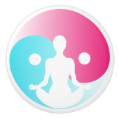 若い女の子はイン – ヤンの看板の前でヨガを練習する セラミックノブ (正面)