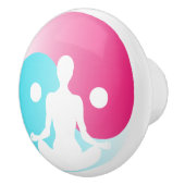 若い女の子はイン – ヤンの看板の前でヨガを練習する セラミックノブ (右)