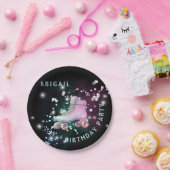 若い女の子ローラースケートで滑るブラックバースデーパーティー ペーパープレート (パーティー)