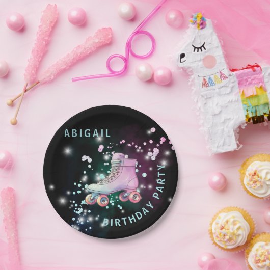 若い女の子ローラースケートで滑るブラックバースデーパーティー ペーパープレート (パーティー)