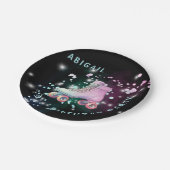 若い女の子ローラースケートで滑るブラックバースデーパーティー ペーパープレート (アングル)