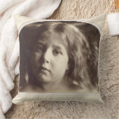 若い女の子(colのポートレートからの卵白のプリント クッション (ブランケット)