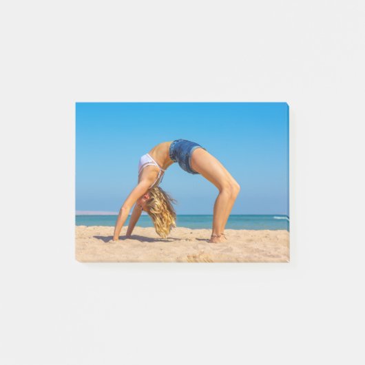 若い女性がエジプトのビーチに後ろ向きに曲がる。JPG ポストイット (正面)