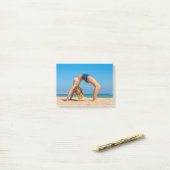 若い女性がエジプトのビーチに後ろ向きに曲がる。JPG ポストイット (デスク上)