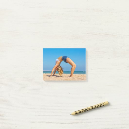 若い女性がエジプトのビーチに後ろ向きに曲がる。JPG ポストイット (デスク上)