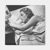 若い女性がベッドに横たわってランプを消している マグネット (正面)