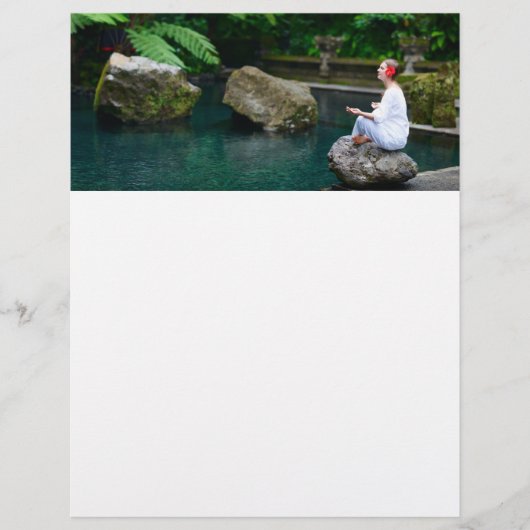 若い女性がヨガをする チラシ (正面)