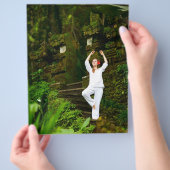 若い女性がヨガをする チラシ (手)