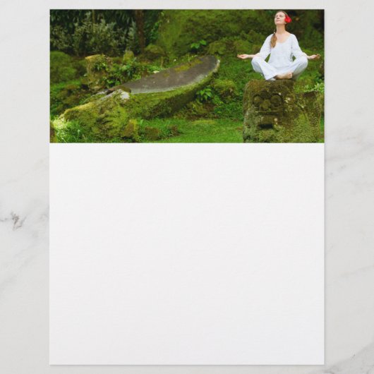 若い女性がヨガをする チラシ (正面)