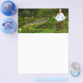 若い女性がヨガをする チラシ (シングル)