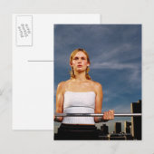 若い女性の運ポートレート ポストカード (正面/裏面)