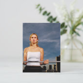 若い女性の運ポートレート ポストカード (スタンド正面)