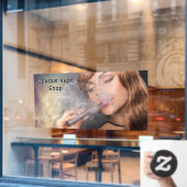 若い女性のVapeカスタマイズビジネスアクセント ウィンドウサイン (カフェ窓)