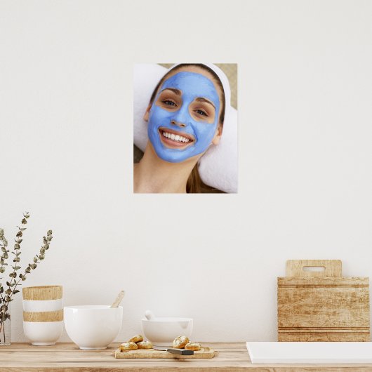 若い女性は顔のマスクを着て、微笑みながら ポスター (キッチン)