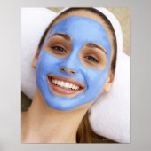 若い女性は顔のマスクを着て、微笑みながら ポスター (正面)