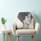 若い女性 クッション (椅子)