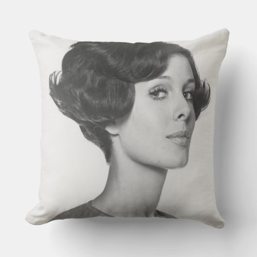 若い女性 クッション (正面)