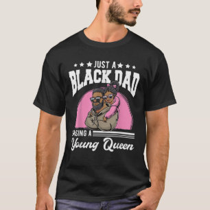 若い女王を育てる黒いパパ Tシャツ