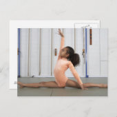 若い少女の体操選手が床練習をしている ポストカード (正面/裏面)
