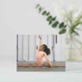 若い少女の体操選手が床練習をしている ポストカード (スタンド正面)