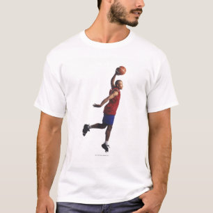 若い成人男子のバスケットボール選手は飛びます Tシャツ
