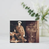 若い整備士ヴィンテージ写真 ポストカード (スタンド正面)