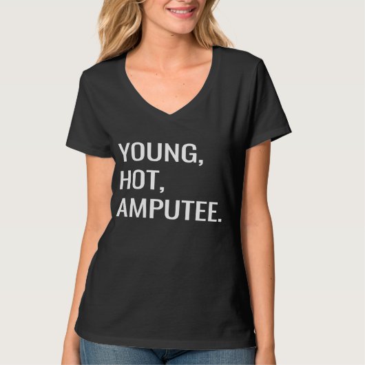 若い熱い切断人工関節ジョーク Tシャツ (正面)