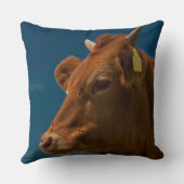 若い牛写真の枕 クッション (裏面)