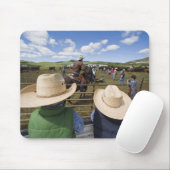 若い男の子はヒューズ2007年の牧場で取ります マウスパッド (マウス)