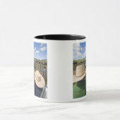 若い男の子はヒューズ2007年の牧場で取ります マグカップ (中央)