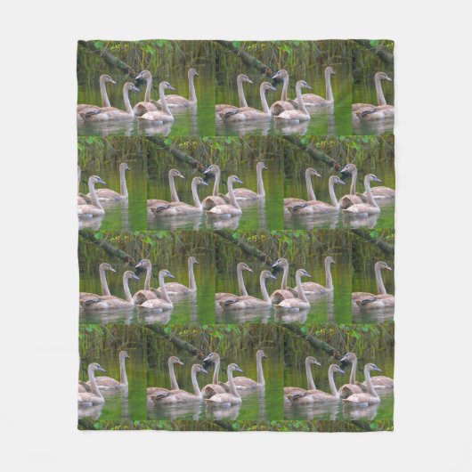 若い白鳥 フリースブランケット (正面)