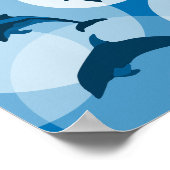 若い遊び心のある青い波のジャンピングイルカ ポスター (角)