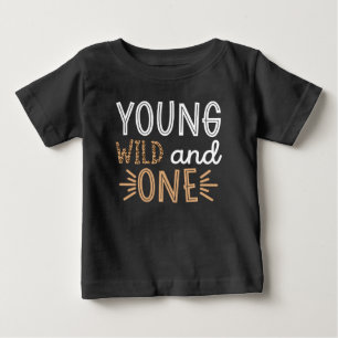 若い野生と1歳1歳の誕生日 ベビーTシャツ