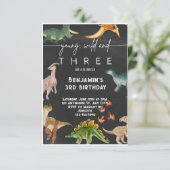 若い野生と3つの恐竜の水のカラー誕生日 招待状 (スタンド正面)