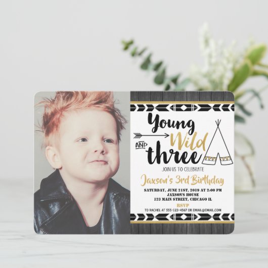 若い野生の3人の誕生日の写真の招待の少年 招待状 (スタンド正面)