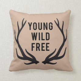、若い、自由野生、シカの(雄ジカの)枝角と文字デザイン クッション
