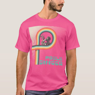 若いRnb歌手がマイクの前で歌う Tシャツ