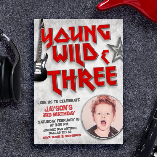 若くてワイルドでロックな3歳の誕生日写真付き招待状 招待状
