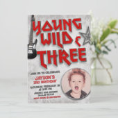 若くてワイルドでロックな3歳の誕生日写真付き招待状 招待状 (スタンド正面)