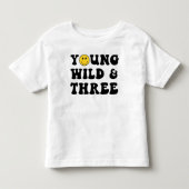 若くてワイルドで3人の男の子の3歳の誕生日シャツ トドラーTシャツ (正面)